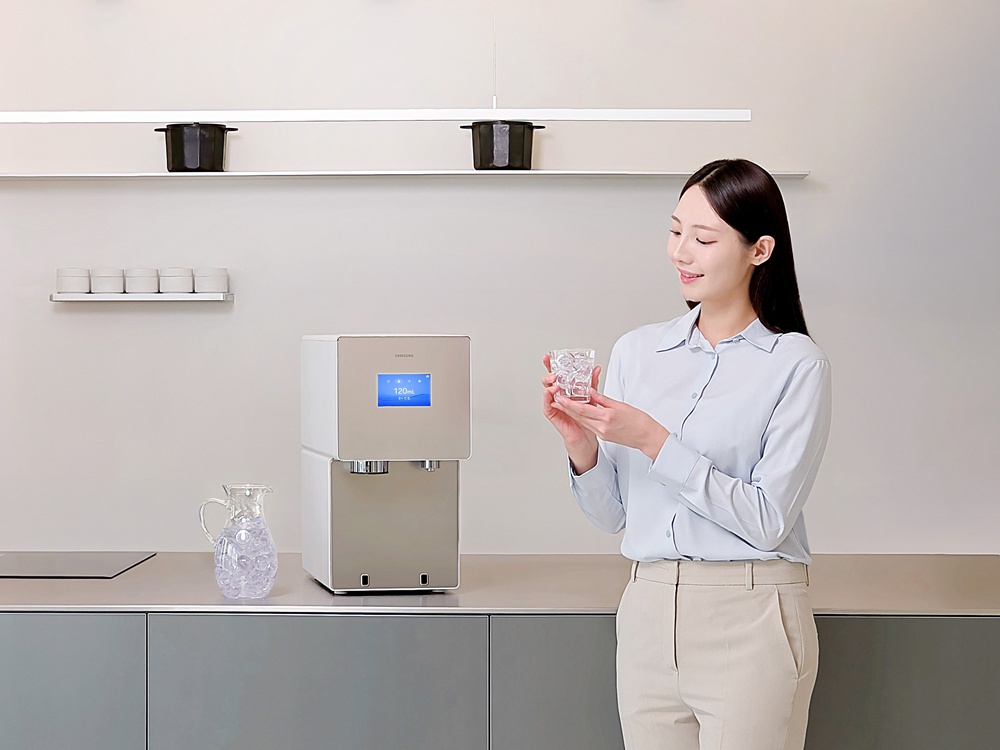 삼성전자 모델이 하루 최대 8kg의 강력한 제빙 성능에 AI 기반 사용자 맞춤 기능을 갖춘 '비스포크 AI 얼음정수기' 신제품을 소개하고 있는 모습.