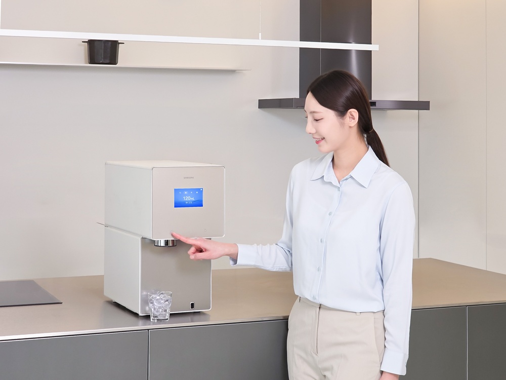 삼성전자 모델이 하루 최대 8kg의 강력한 제빙 성능에 AI 기반 사용자 맞춤 기능을 갖춘 '비스포크 AI 얼음정수기' 신제품을 소개하고 있다.
