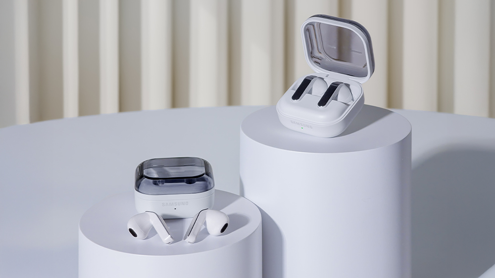 갤럭시 언팩 2026(Galaxy Unpacked 2026)에서 공개한 갤럭시 버즈4 시리즈. (왼쪽) 갤럭시 버즈4, (오른쪽) 갤럭시 버즈4 프로.