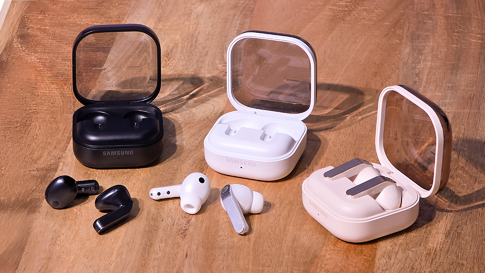 (왼쪽부터) 갤럭시 버즈4 블랙, 갤럭시 버즈4 프로 화이트, 갤럭시 버즈4 프로의 삼성닷컴 전용 색상인 핑크 골드.