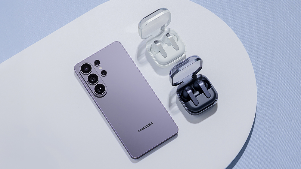 갤럭시 S26 울트라와 함께 촬영한 갤럭시 버즈4 프로.