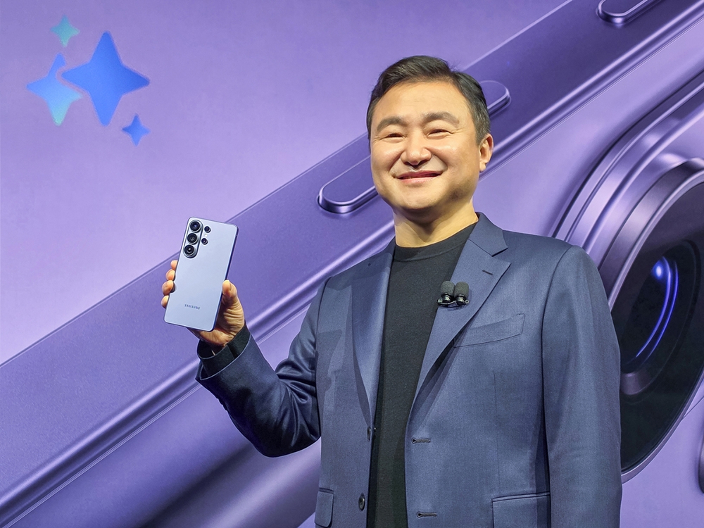 ▲ 25일(현지시간) 미국 샌프란시스코에 위치한 팰리스 오브 파인 아트에서 개최된 '갤럭시 언팩 2026(Galaxy Unpacked 2026)' 행사에서 삼성전자 대표이사 노태문 DX부문 사장이 3세대 AI폰 '갤럭시 S26 시리즈'를 소개하고 있다.