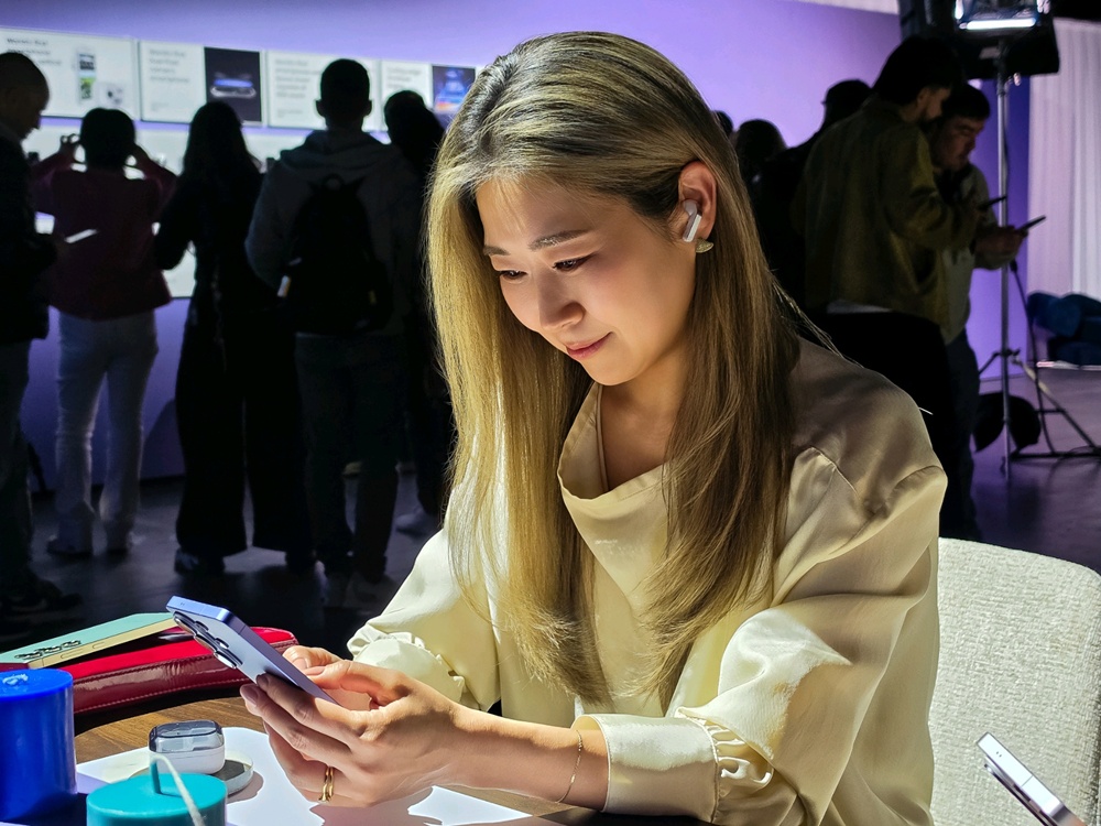 언팩 행사에 참석한 매기 강 감독의 모습.