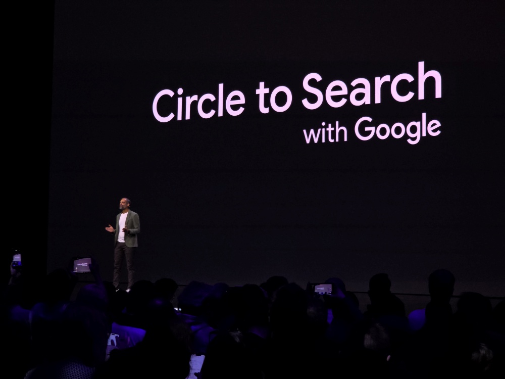 구글 안드로이드 생태계 부문 사미르 사맛(Sameer Samat) 사장이 서클 투 서치의 업그레이드된 기능을 설명하고 있다