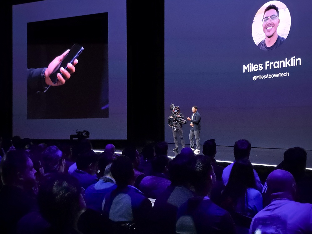 테크/AI 인플루언서 마일스 프랭클린(Miles Franklin)이 프라이버시 디스플레이 기능을 시연하고 있다