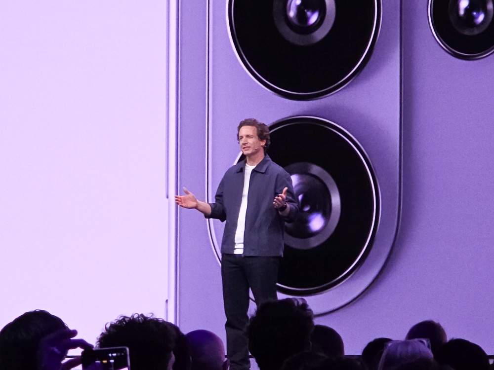 삼성전자 디지털 경험 혁신 담당 메이슨 페이지(Mason Page) 상무가 AI를 활용해 더욱 선명한 이미지를 얻는 방법에 대해 설명하고 있다