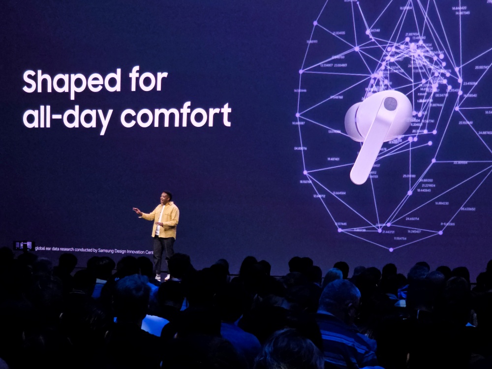 삼성전자 북미총괄 앤드류 쇼트(Andrew Short)가 갤럭시 버즈4 시리즈를 소개하고 있다