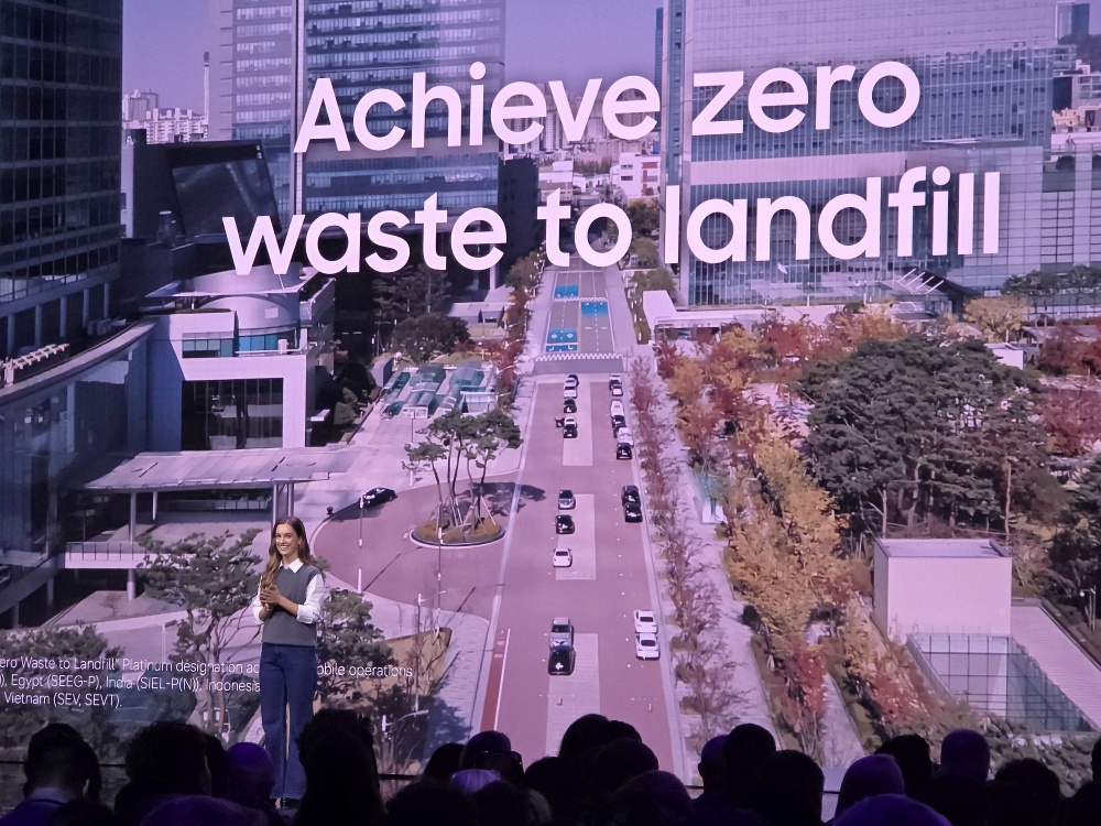 삼성전자 북미총괄 지속가능경영 담당 캐시 스미스(Cassie Smith)가 삼성의 지속가능성 노력에 대해 소개하고 있다