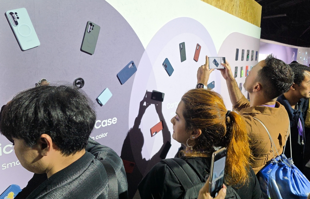 갤럭시 S26 시리즈를 체험해 보려는 인파