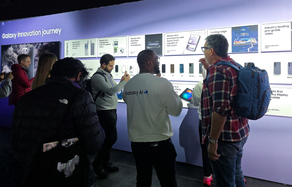 언팩 행사장에 마련된 갤럭시 S26 시리즈 전시관