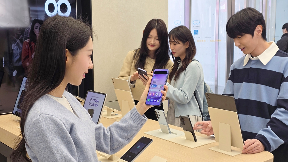 삼성 강남에 오픈한 '갤럭시 스튜디오'에서 방문객들이 '갤럭시 S26 울트라'의 '프라이버시 디스플레이' 기능을 체험하는 모습.
