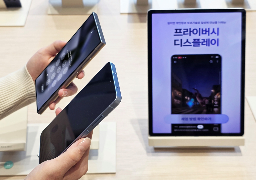 삼성스토어 홍대에 오픈한 '갤럭시 스튜디오'에서 방문객들이 '갤럭시 S26 울트라'의 '프라이버시 디스플레이' 기능을 체험하는 모습.