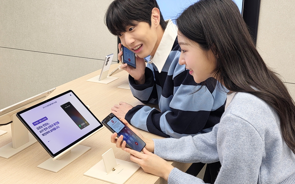 삼성 강남에 오픈한 '갤럭시 스튜디오'에서 방문객들이 '갤럭시 S26 울트라'로 ‘통화 스크리닝’ 기능을 다른 스마트폰과 비교 체험하는 모습.