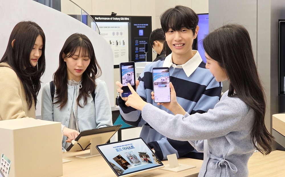 삼성 강남에 오픈한 '갤럭시 스튜디오'에서 방문객들이 '갤럭시 S26 울트라’로 '포토 어시스트' 기능을 통해 사진을 편집하는 모습.