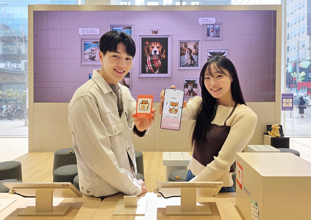 삼성스토어 홍대에 오픈한 '갤럭시 스튜디오'에서 방문객들이 '갤럭시 S26 울트라’로 '크리에이티브 스튜디오'를 활용해 촬영한 사진을 스티커로 제작하는 모습.