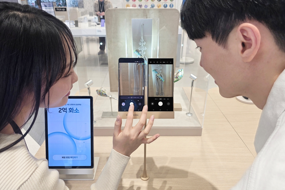 삼성스토어 홍대에 오픈한 '갤럭시 스튜디오'에서 방문객들이 '갤럭시 S26 울트라'의 2억 화소 카메라를 다른 스마트폰과 비교 체험하는 모습.