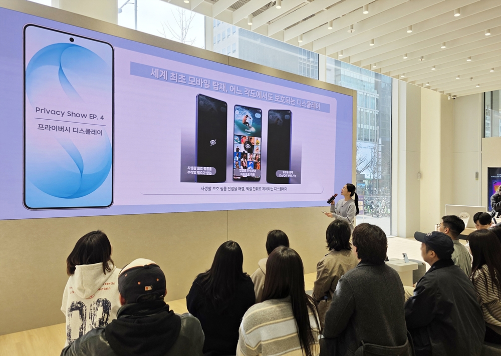 삼성스토어 홍대에 오픈한 ‘갤럭시 스튜디오’에서 방문객들이 AI 활용법을 안내하는 '갤럭시 AI 라이브 쇼'에 참여하고 있는 모습.