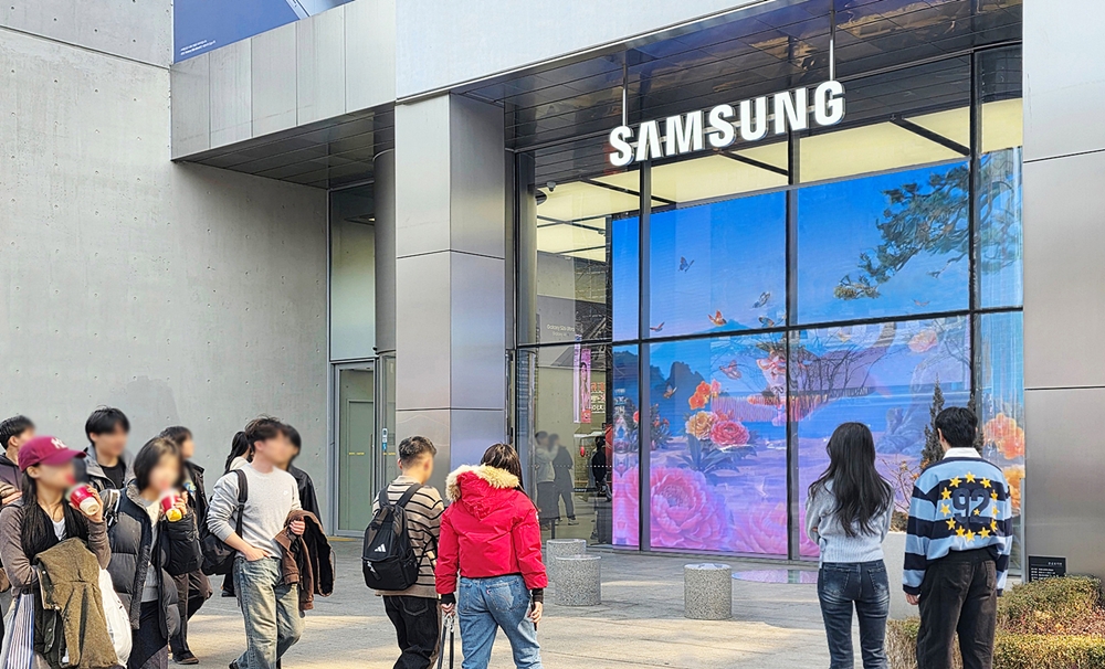삼성 강남 '갤럭시 스튜디오'의 외부 디지털 파사드 전경.