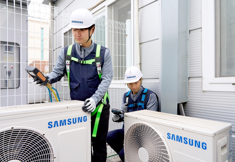 삼성전자서비스 엔지니어가 에어컨 사전점검 서비스를 제공하는 모습
