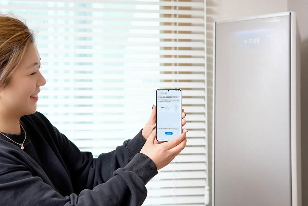 스마트싱스 '에어컨 인공지능 진단'을 통해 자가 점검 하는 모습