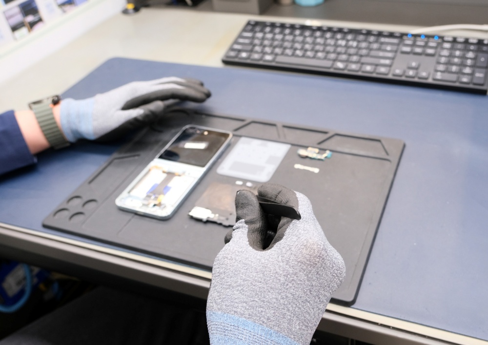 스마트폰 디스플레이 단품 수리를 진행하는 모습
