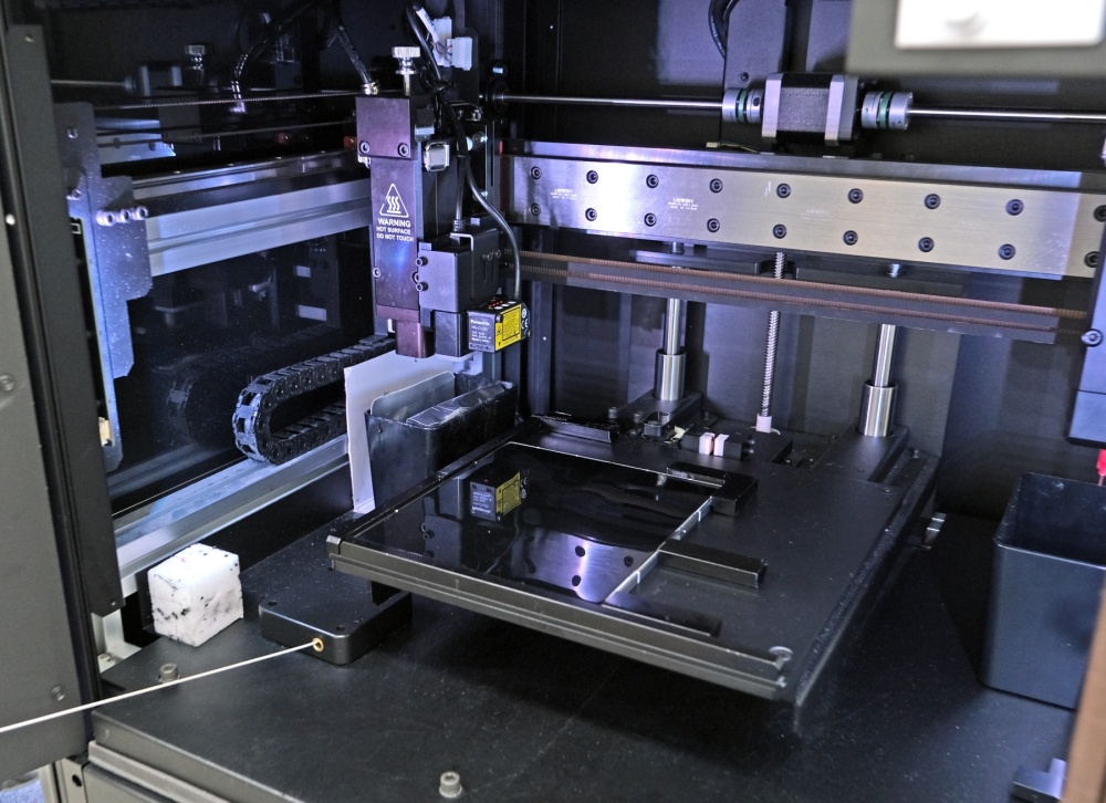 삼성전자서비스 엔지니어가 스마트폰 디스플레이 단품 수리를 진행하는 모습