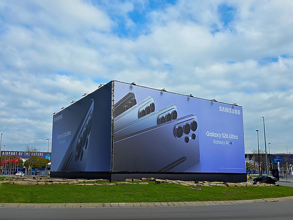 MWC26 전시장 앞의 삼성전자 옥외 광고 모습.