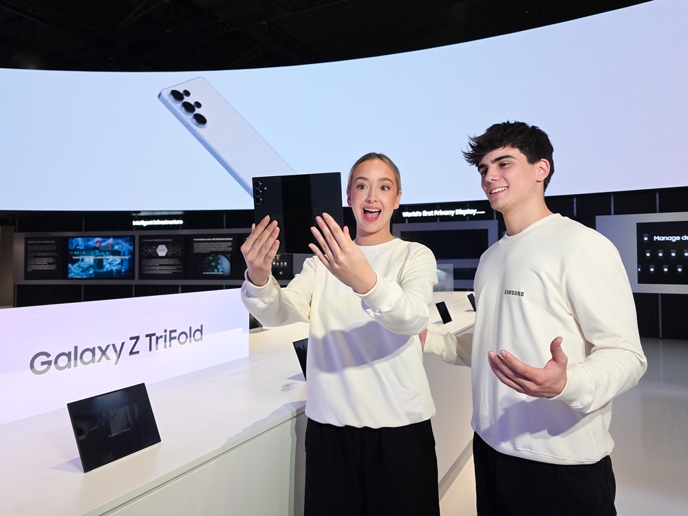 MWC26에서 삼성전자 모델이 삼성전자 부스 및 제품을 소개하는 모습