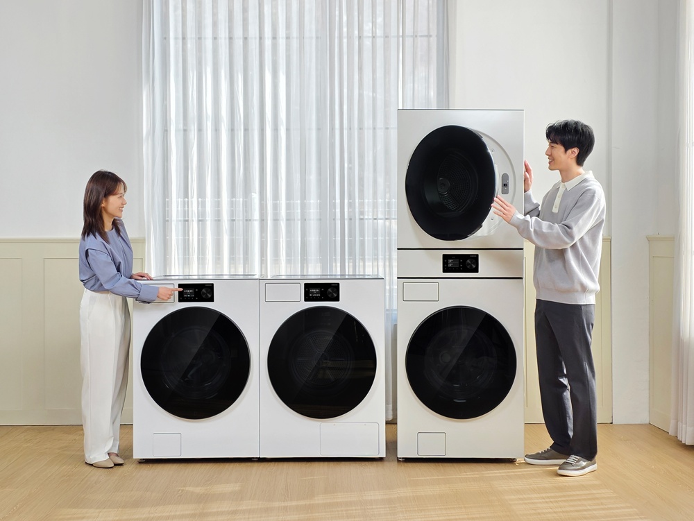 삼성전자가 2026년형 '비스포크 AI 세탁기', '비스포크 AI 건조기', 상단 건조기와 하단 세탁기가 결합된 '비스포크 AI 원바디'를 3일 출시한다.
