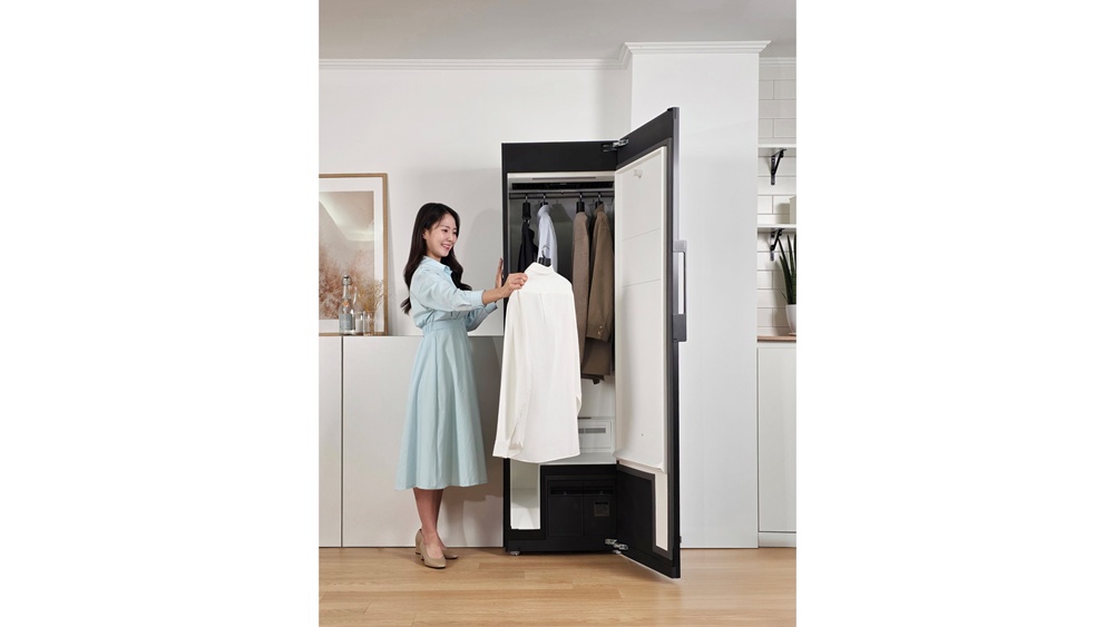 삼성전자가 강력한 주름 제거 기능이 새롭게 추가된 2026년형 '비스포크 AI 에어드레서'를 3일 출시한다.