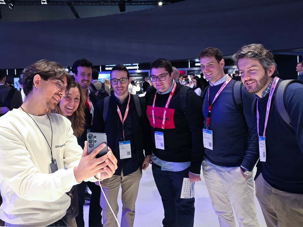 2일 (현지시간) 스페인 바르셀로나에서 개막한 MWC26에서 삼성전자 부스를 방문한 관람객이 '갤럭시 S26 울트라'를 살펴보고 있다