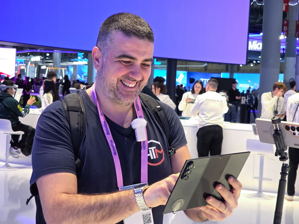 2일 (현지시간) 스페인 바르셀로나에서 개막한 MWC26에서 삼성전자 부스를 방문한 관람객이 '갤럭시 Z 트라이폴드'를 살펴보고 있다