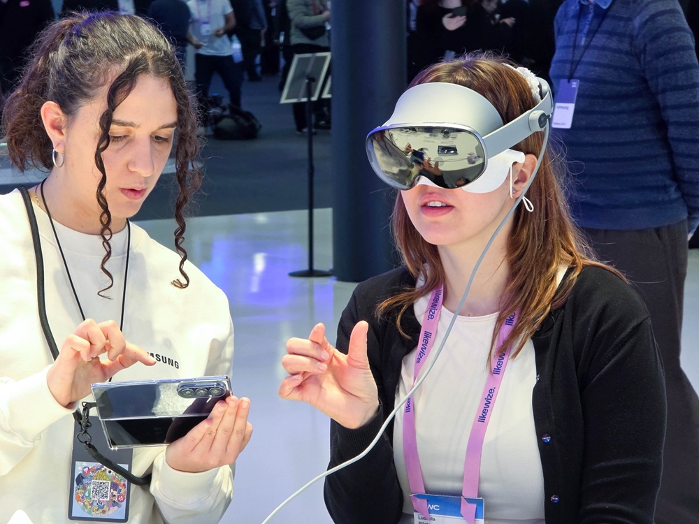 2일(현지시간) 스페인 바르셀로나에서 개막한 MWC26에서 삼성전자 부스를 방문한 관람객이 '갤럭시 XR'을 살펴보고 있다