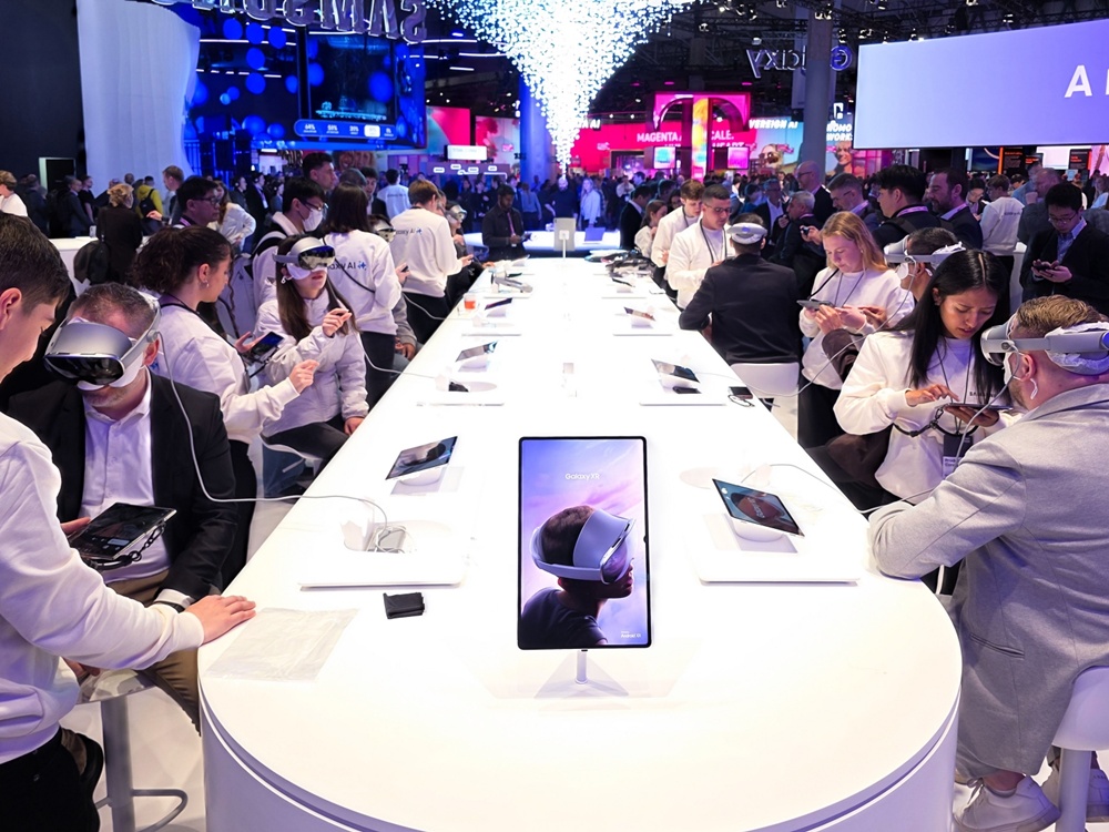 2일(현지시간) 스페인 바르셀로나에서 개막한 MWC26에서 삼성전자 부스를 방문한 관람객이 '갤럭시 XR'을 살펴보고 있다