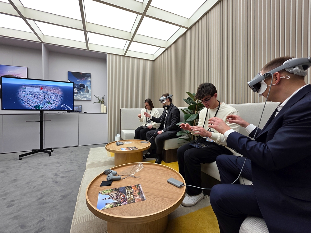 갤럭시 XR를 활용해 바르셀로나 명소를 탐방하는 모습.