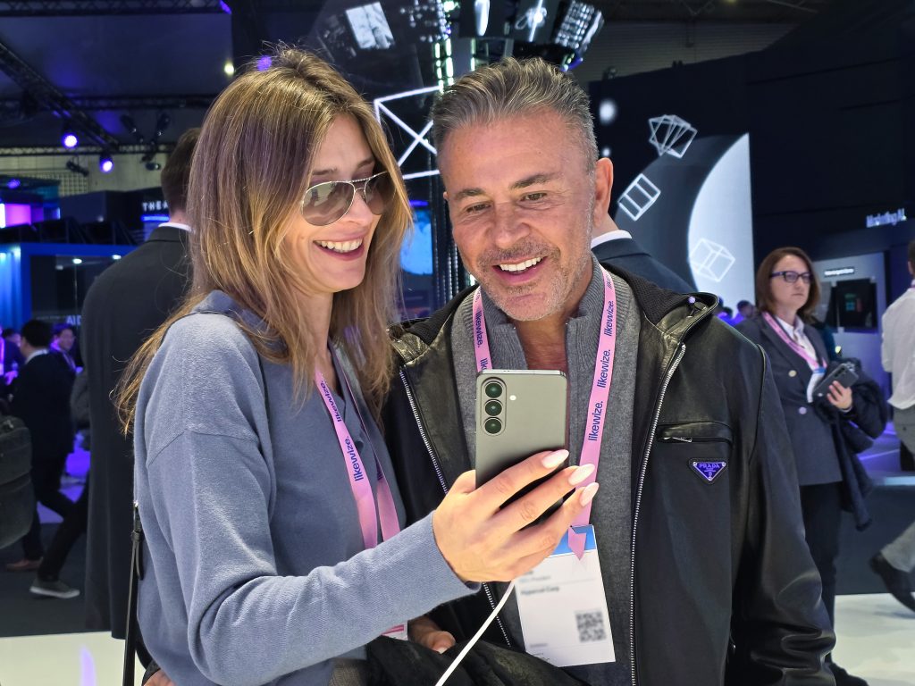 ‘갤럭시 S26 시리즈’를 체험하는 관람객들.