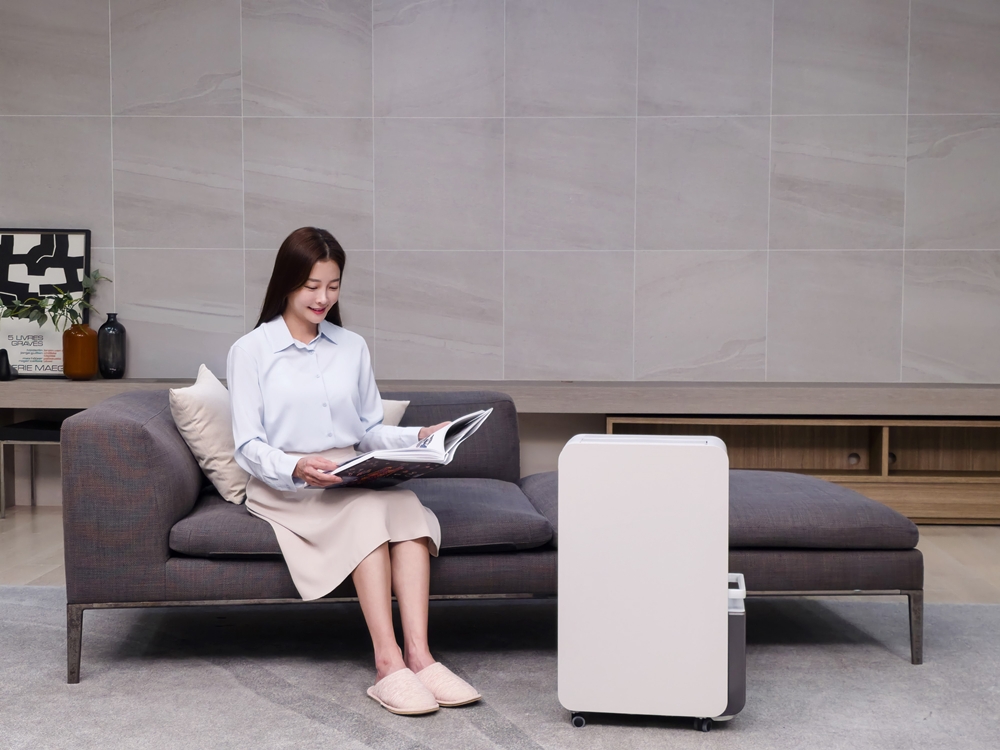 삼성전자 2026년형 고효율 인버터 제습기를 소개하는 모습.