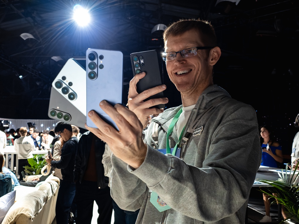 언팩 후 체험존에서 제품을 체험하는 참석자.