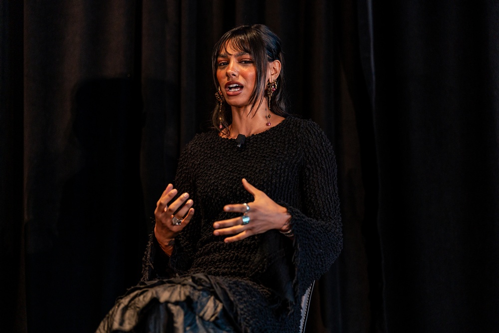 모니크 이본이 갤럭시 S26 울트라를 사용해 영상을 제작한 후기를 공유하고 있다.