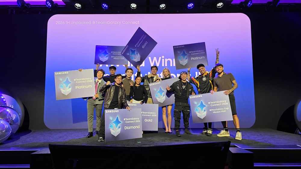 어워드 수상의 기쁨을 나누고 있는 팀갤럭시 인플루언서들.