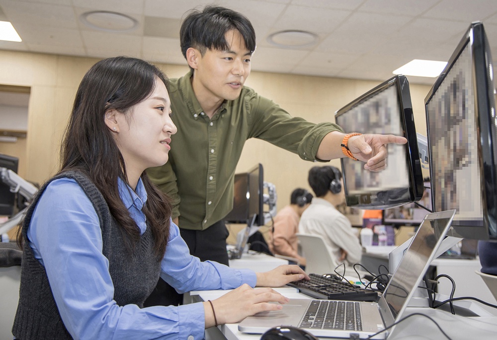 2025년 10월 삼성전자 인재개발원(경기도 수원)에서 삼성전자 감독관이 삼성직무적성검사(GSAT) 응시자를 대상으로 예비 소집을 진행하는 모습(2).