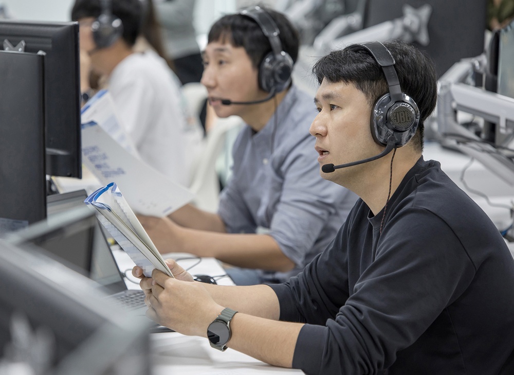 2025년 10월 삼성전자 인재개발원(경기도 수원)에서 삼성전자 감독관이 삼성직무적성검사(GSAT) 응시자를 대상으로 예비 소집을 진행하는 모습(3).