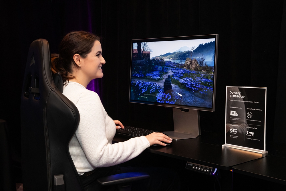 삼성전자 모델이 'GDC 페스티벌 오브 게이밍 2026'에 마련된 삼성전자 행사장에서 오디세이 3D(G90XF)로 3D 게임을 플레이하고 있다.