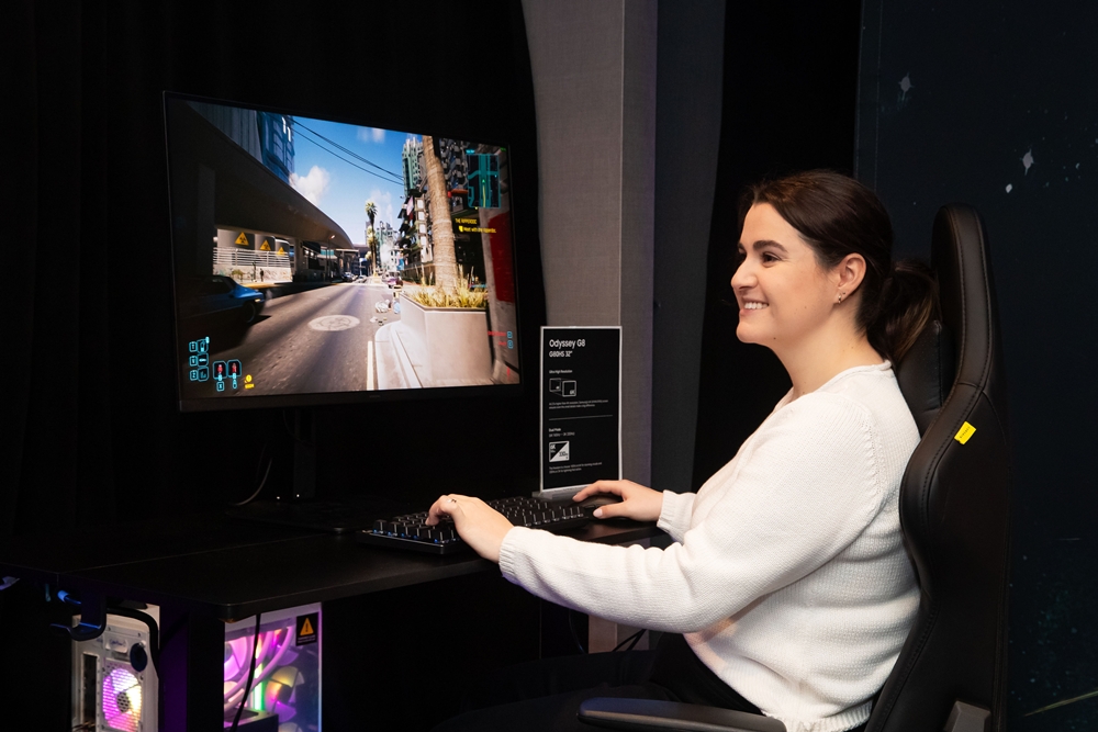 삼성전자 모델이 'GDC 페스티벌 오브 게이밍 2026'에 마련된 삼성전자 행사장에서 오디세이 G8(G80SH)으로 6K 화질의 게임을 플레이하고 있다.