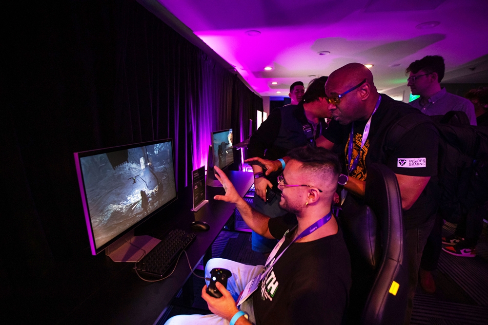 관람객들이 삼성전자 행사장에서 오디세이 3D(G90XF)로 3D 게임을 체험하고 있는 모습.