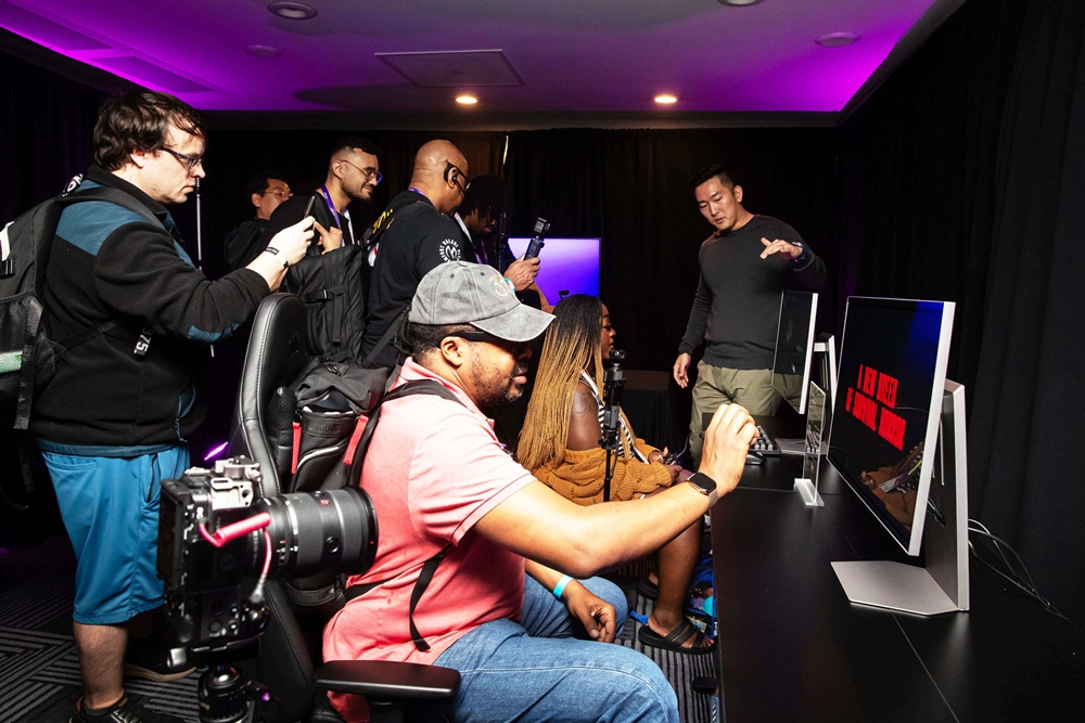 관람객들이 삼성전자 행사장에서 오디세이 3D(G90XF)로 3D 게임을 체험하고 있다.