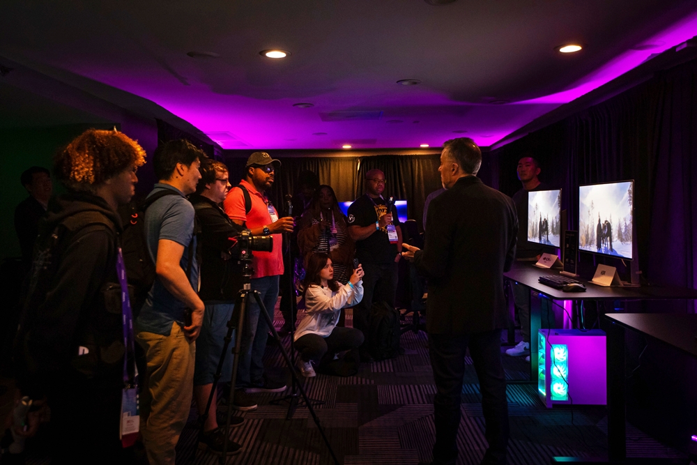 관람객들이 삼성전자 행사장에서 'HDR10+ GAMING'에 대한 설명을 듣고 있다.