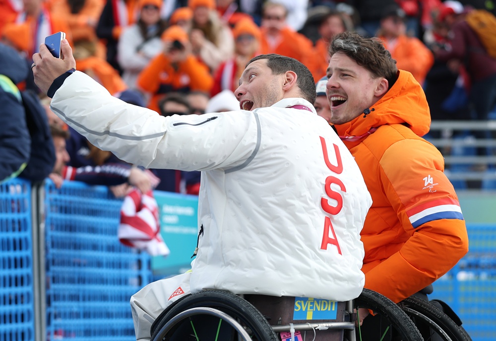 이탈리아 코르티나 토파네 알파인스키 센터에서 진행된 2026 밀라노 코르티나 동계패럴림픽 알파인스키 남자 슈퍼대회전(슈퍼G) 좌식 시상식에서 앤드류 쿠르카(동메달, Andrew Kurka, 미국) 선수를 비롯한 메달리스트들이 ‘갤럭시 Z 플립7 올림픽 에디션’으로 빅토리 셀피를 촬영하고 있다. (사진제공: 게티이미지).