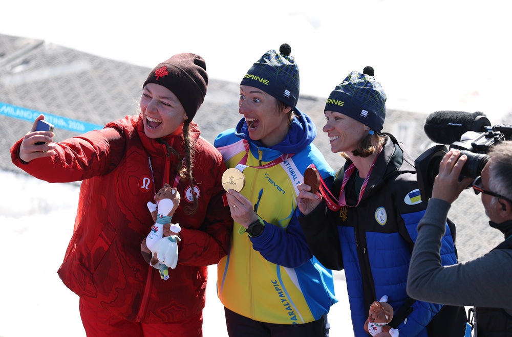 이탈리아 테세로 크로스컨트리 스키 스타디움에서 열린 2026 밀라노 코르티나 동계패럴림픽 바이애슬론 여자 스프린트 입식 시상식에서 나탈리 윌키(은메달, Natalie Wilkie, 캐나다) 선수가 ‘갤럭시 Z 플립7 올림픽 에디션’으로 빅토리 셀피를 찍고 있다. (사진제공: 게티이미지).