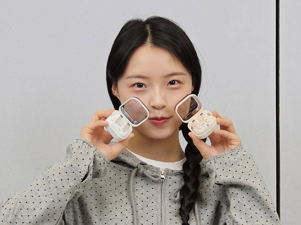 삼성전자 모델이 '갤럭시 버즈 커스텀 랩'에서 '갤럭시 버즈4 프로'를 다양한 스티커를 활용해 꾸미고 있다.